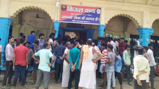 दो समुदायों के बीच हिंसक झड़प, आक्रोशित लोगों ने थाना का किया घेराव